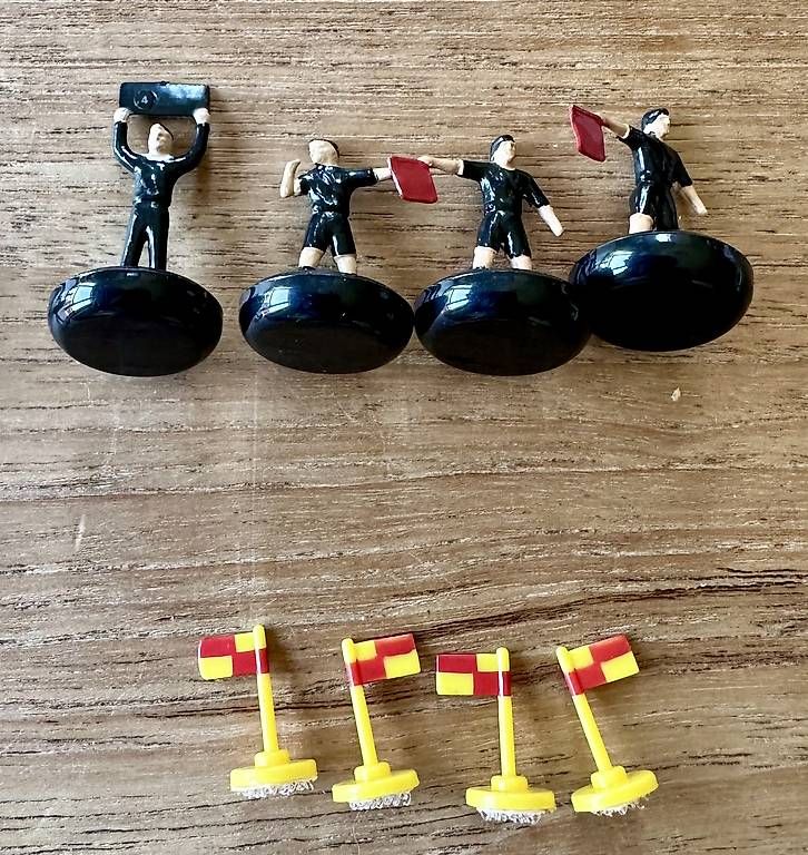 Giochi: Subbuteo foot figurines spéciales et projecteurs de stade – Nuovo (secondo la descrizione) da Vich venduto da Saibosan 1