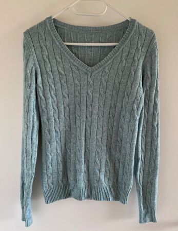 Hellblauer Strickpullover mit V-Ausschnitt