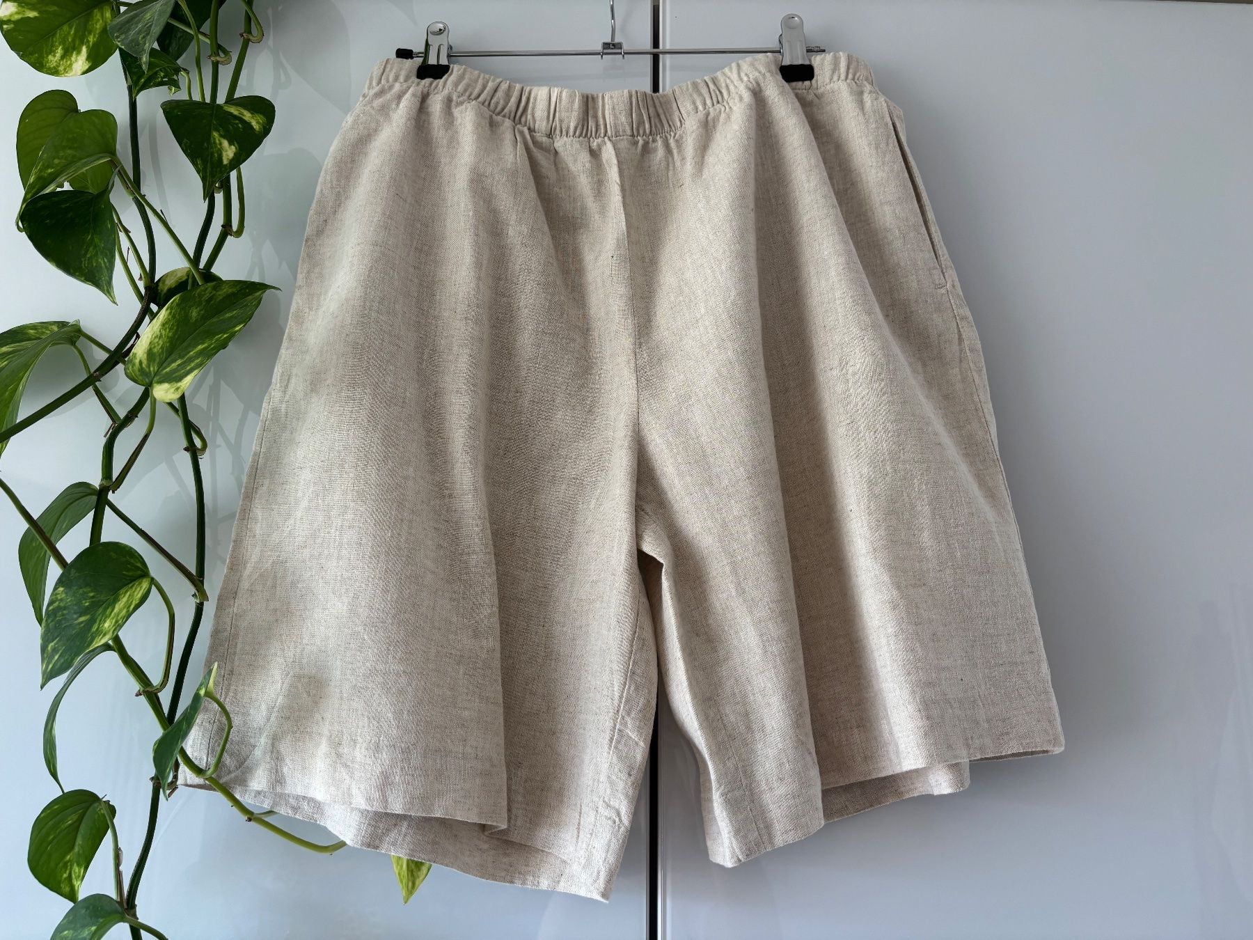 Weekday Pantaloni: WEEKDAY beige Shorts mit Leinen Gr. S – Usato da Zürich venduto da missmodernage 2
