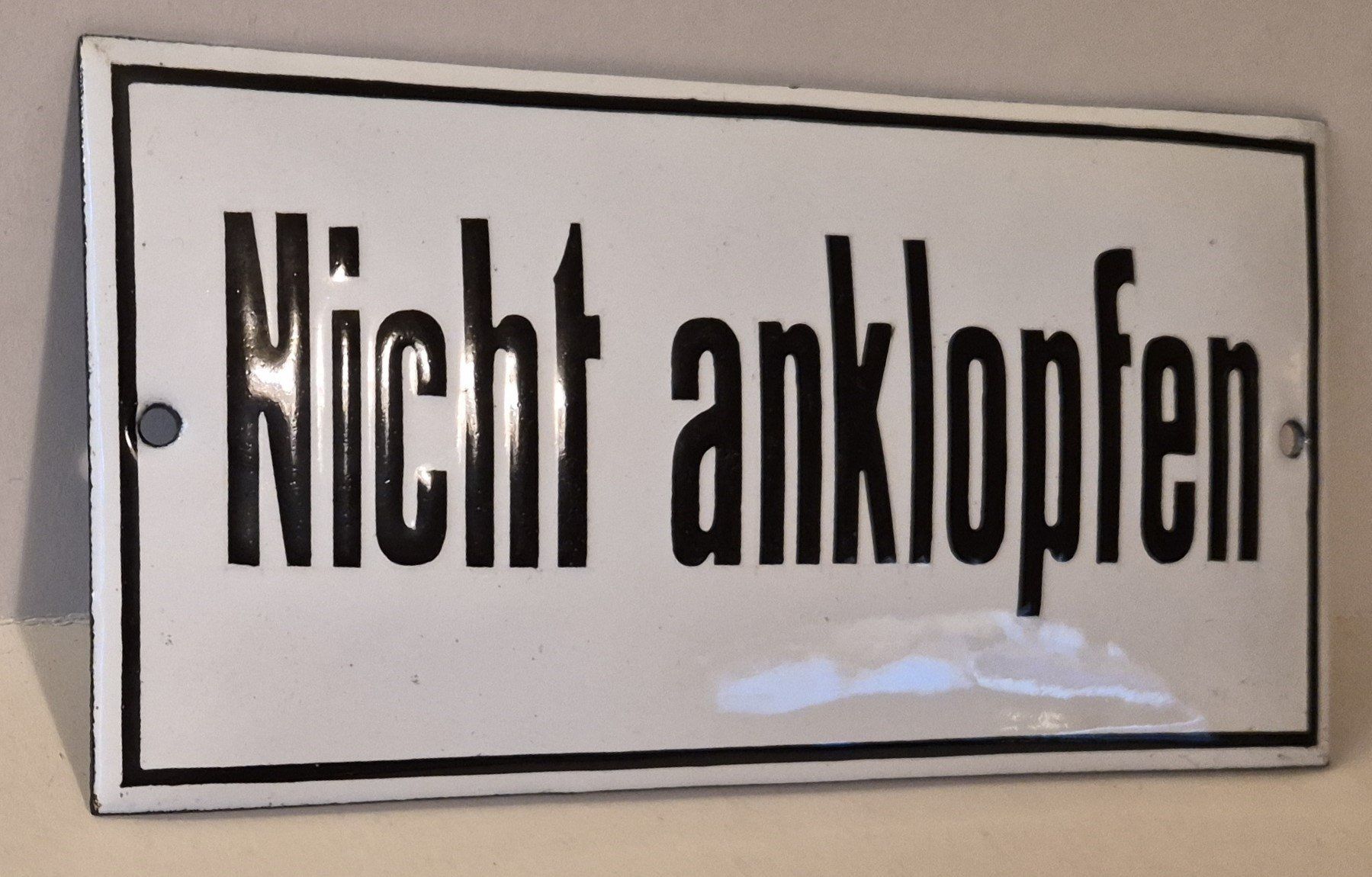Insegne: Antikes Emaille Schild "Nicht anklopfen" – Usato da Basel venduto da Kurioses 1