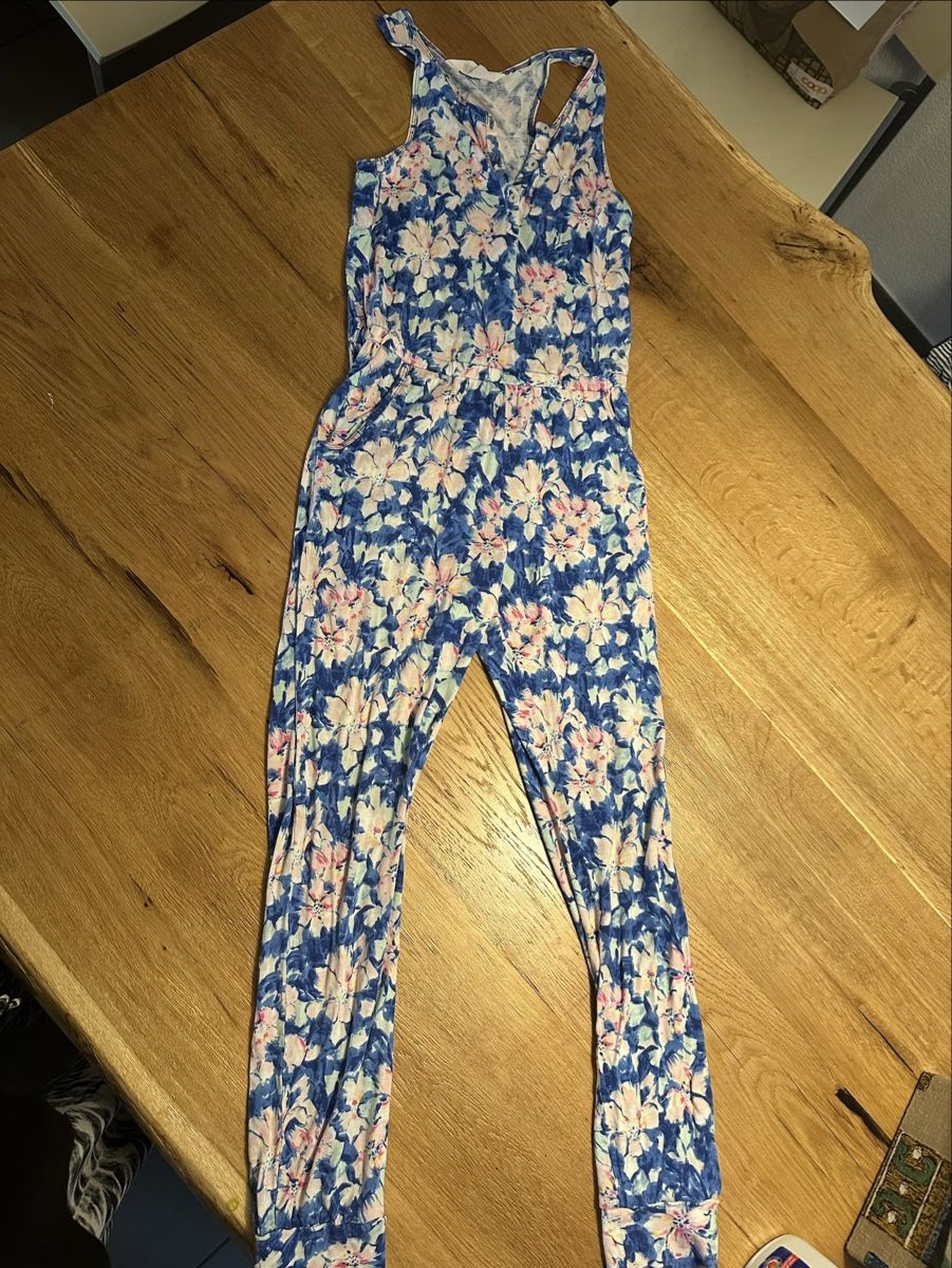 H&M Jumpsuits: Jumpsuit kurzarm 134 h&m – D'occasion à Wettingen par Sternetaenzerin