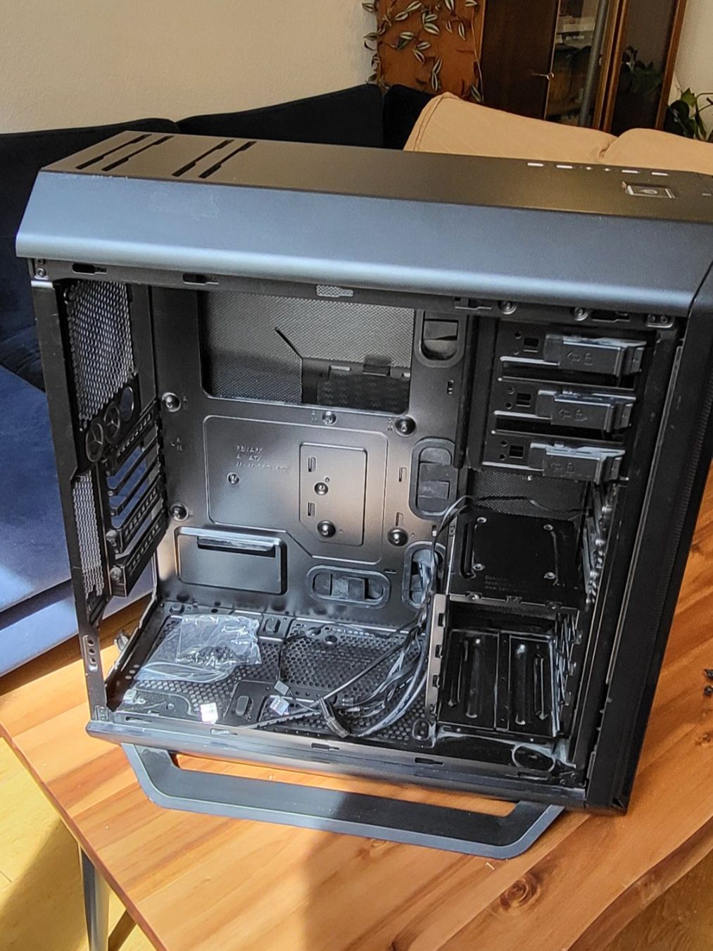 beQuiet! Custodie: Be Quiet! Silent Base 800, ATX PC Gehäuse – Usato da Bern venduto da nic_x6gy 4