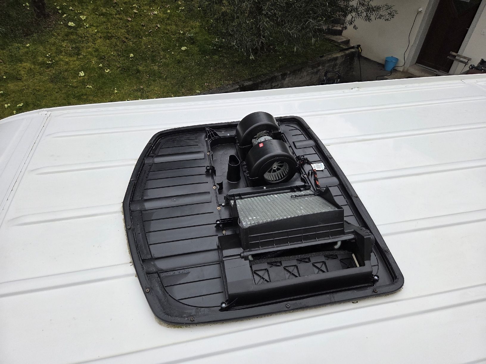 Toutes les pièces détachées: Climatisation arrière de toit complète VW Crafter – minibus – D'occasion à Vevey par seb_7pg8 3