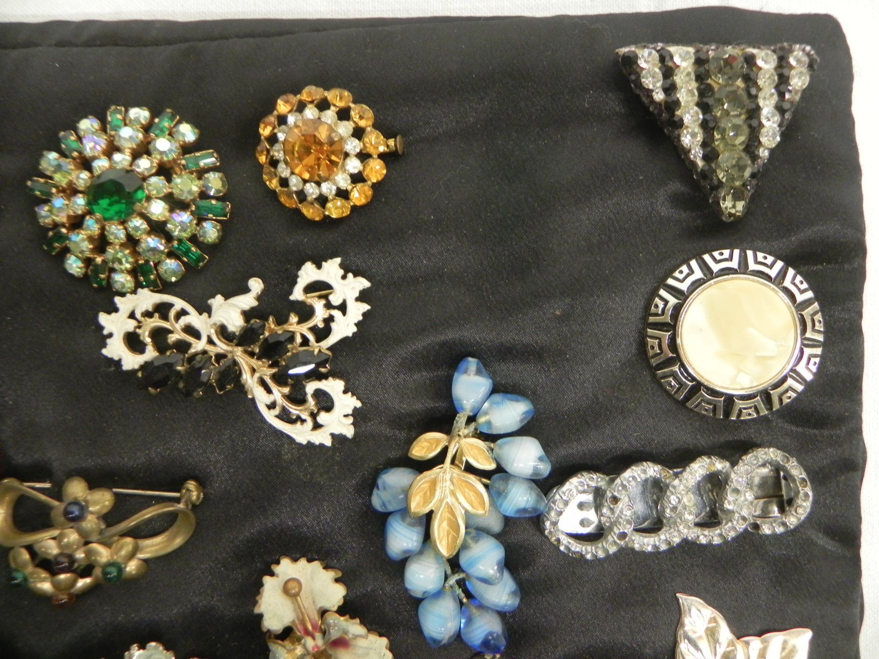Broschen & Nadeln: Lot Brosche Strass Porzellan Versilbert – Gebraucht aus Basel von sellout007 2