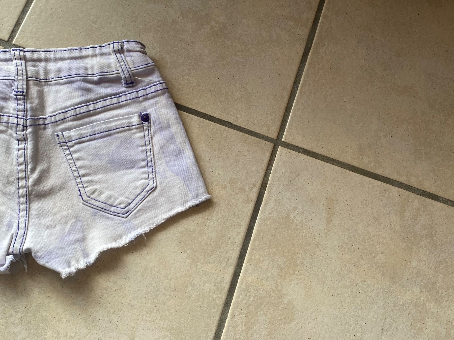 Pantalons: 140 mini short INSIDE – D'occasion à Orpund par Mary8972 5