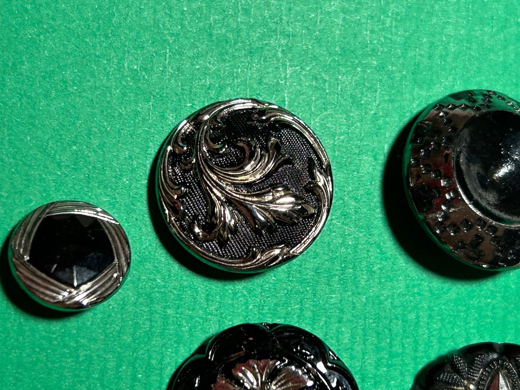 Bottoni: Schwarze Glasknöpfe mit Silber bedampft – Nuovo (secondo la descrizione) da Pfeffingen venduto da Alusru70 3