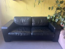 schwarzes Ledersofa