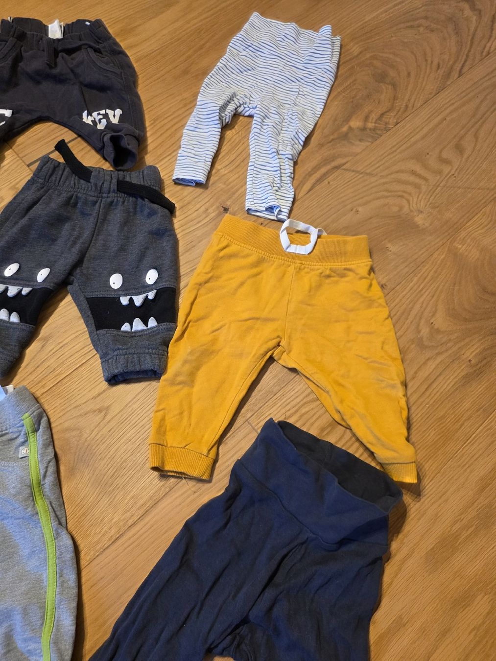 Pantaloni: Jungen Jogginghosen gr 68 – Usato da Eschenz venduto da Carmenr93 2