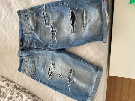 BERSHKA KURZE JEANS HOSE
