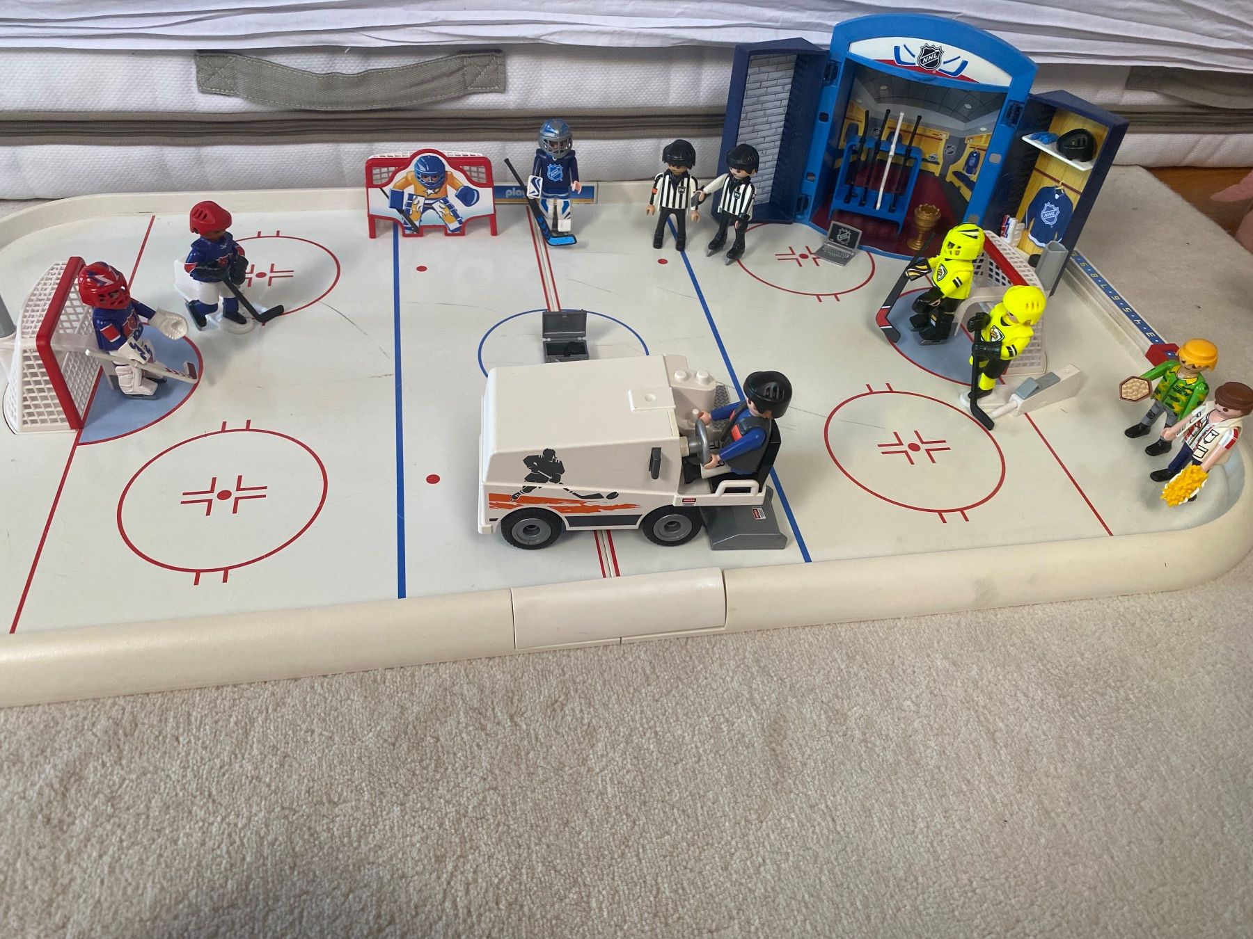 Playmobil Spielzeuge: Cooles Eishockeyfeld mit Garderobe e.c.t ab 1.- – Gebraucht aus Binz von Labruyere
