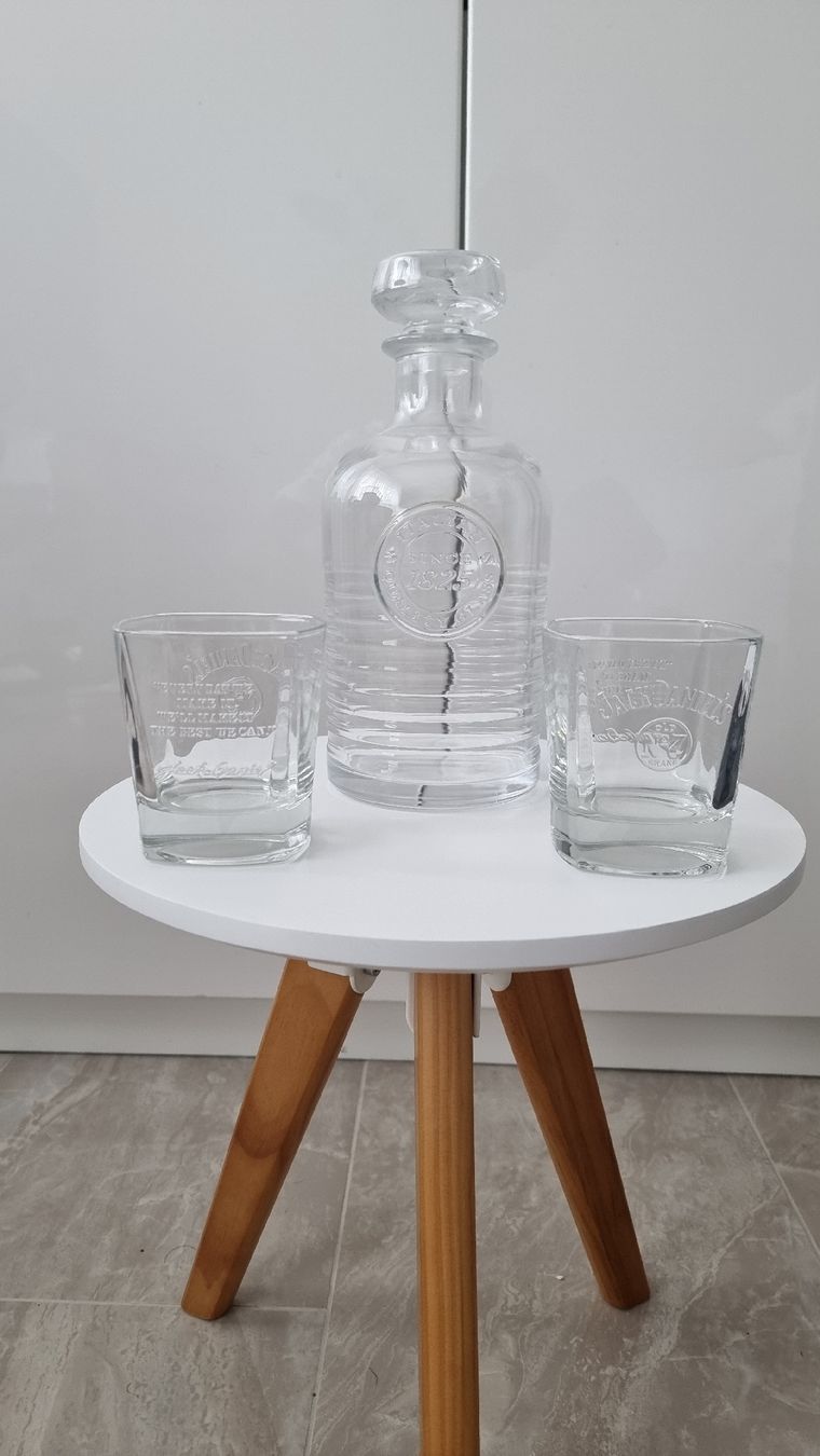 Spirituosen: Whisky und 2 Gläser Set 🥃 – Gebraucht aus Lengnau BE von Thanu1994