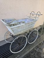 Antiker Kinderwagen Weidengeflecht weiss defekter Zustand