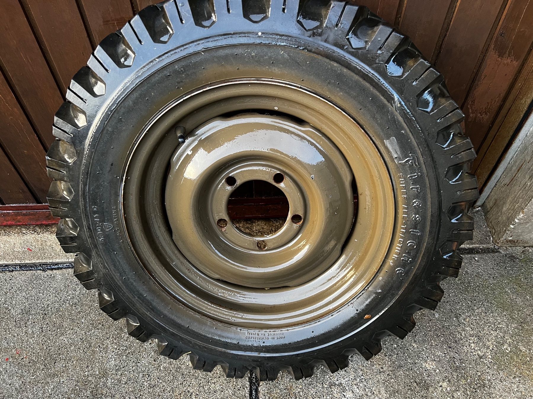 Pneus & Roues: 1 Stk. Original Jeep Rad mit Felge zu Willys oder Kaiser – D'occasion à Schüpfheim par Heli-75