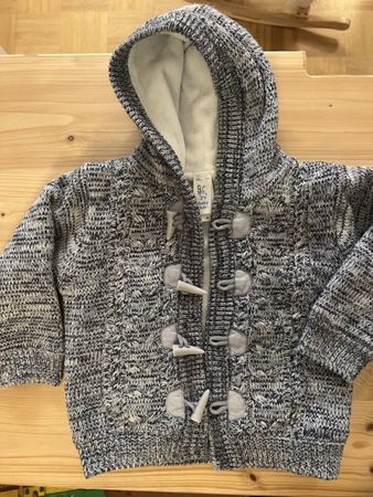 Warme Strickjacke mit Kapuze grau Grösse 86