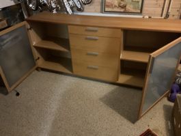 Sideboard aus Holz mit Schubladen und Glastüren gebraucht