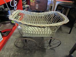 Antiker geflochtener Puppenwagen