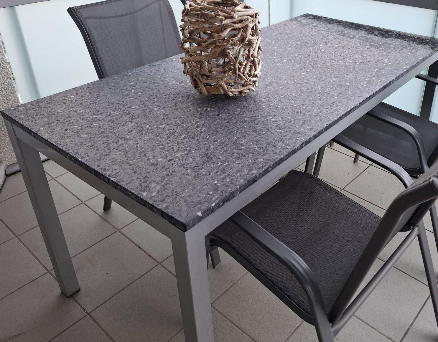 Set di tavolo e panche: Gartentisch mit Steinplatte und 4 Gartenstühle – Usato da Cham venduto da Dana1208