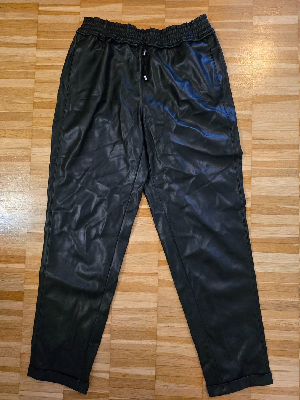 C&A Pantaloni: Hose in Leder Look, Grösse 36 – Usato da Basel venduto da Galia2000