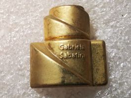 Ansteckpin 13: Parfüm Gabriela Sabatini