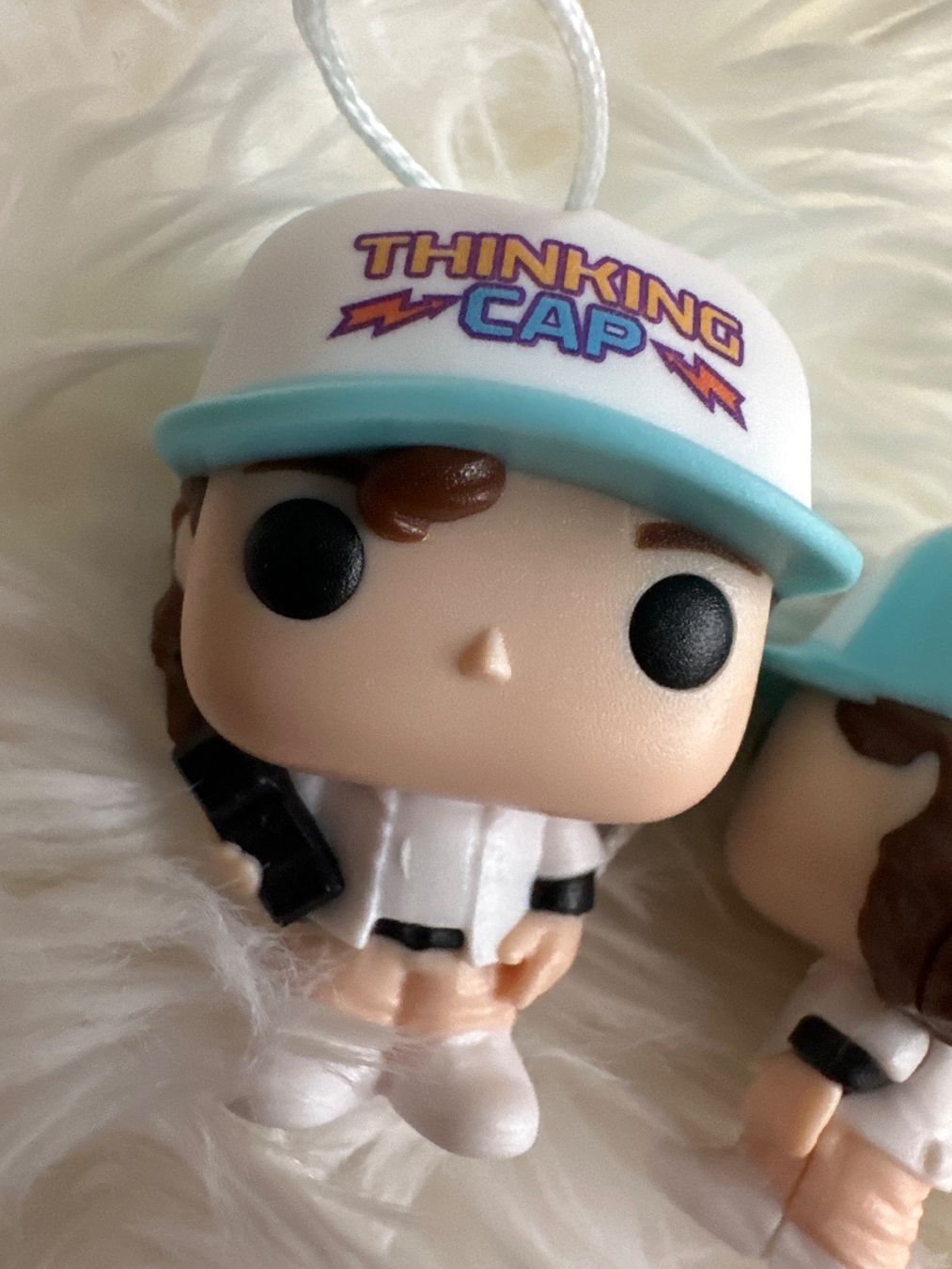 Funko Statuette: Kinder Joy Stranger Things Dustin – Nuovo (secondo la descrizione) da Mellingen venduto da kar_j8z9 1