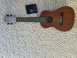 Kaum gebr. Ukulele mit Tasche und Plektren NP 120.-