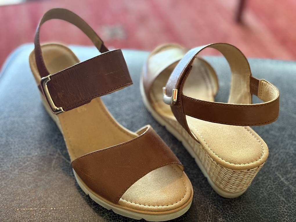 Damenschuhe: Schöne Sandalen in Leder, Größe 6,5 – Gebraucht aus Magden von Mikkaj 4