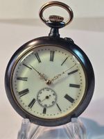 Taschenuhr mit schwarzem Gehäuse  läuft