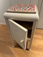 Charmanter Beistelltisch mit Mosaik-Deckel