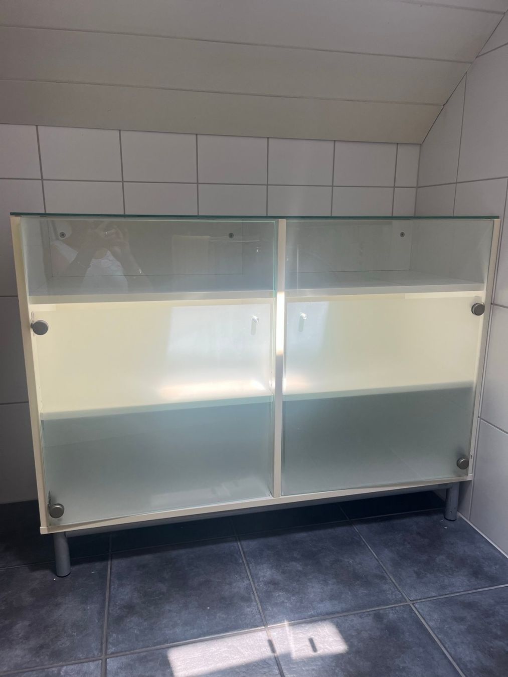 Cassettiere: Kostenlos Sideboard weiss mit Glasabdeckung und Glasfronten – Usato da Balterswil venduto da AndreaBlume10