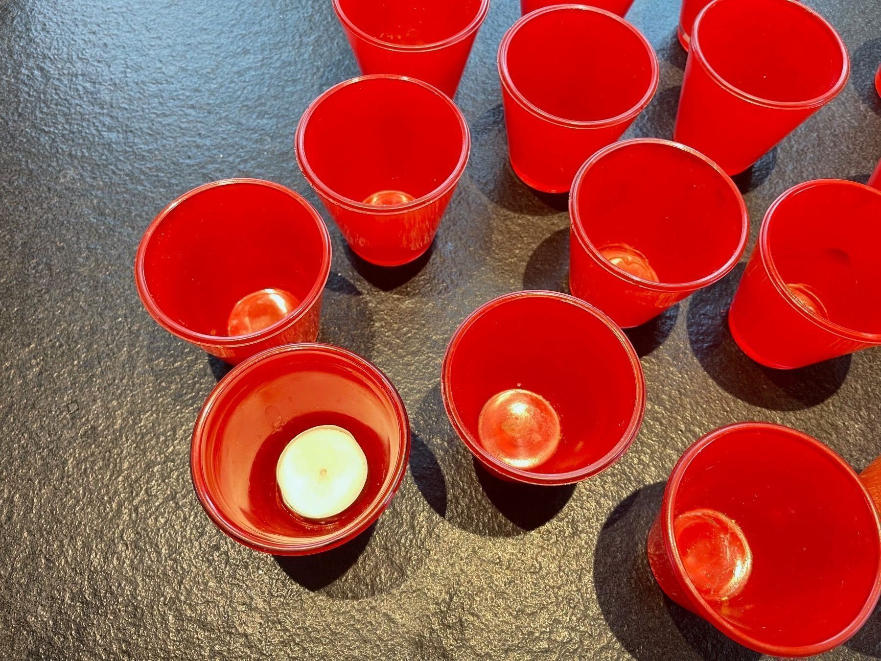 Tutte le decorazioni: Party Time: 18 rote Teelicht- Gläser, Set – Usato da Winterthur venduto da 1956ingi 2