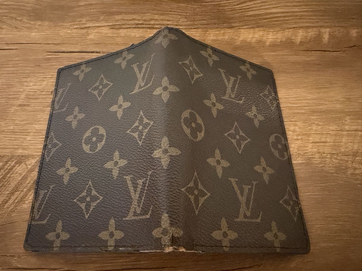 Louis Vuitton Portafogli: Protège-passeport Louis Vuitton toile monogram état usé – Usato da Brügg BE venduto da Goob 1