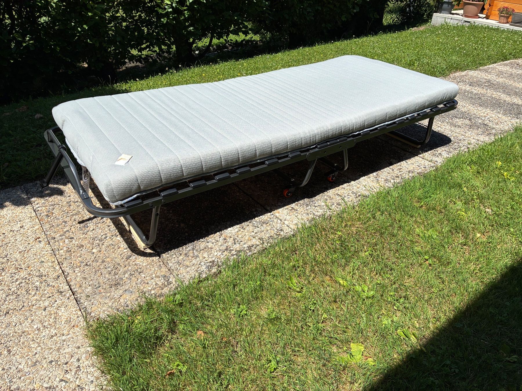Jysk Letti: Lit pliant avec matelas, bon état, gris – Usato da St-Légier-Chiésaz venduto da val_dpx7 2