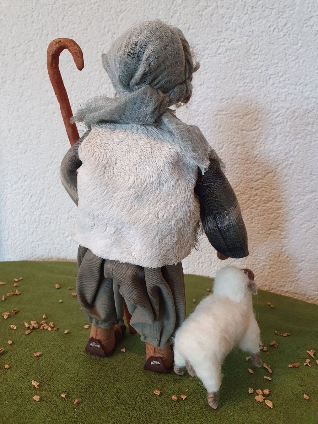 Statuette: Krippenfigur Schwarzenberg: Hirte mit Schaf – Nuovo e nell'imballaggio originale da Oberwangen b. Bern venduto da Mesimo 2