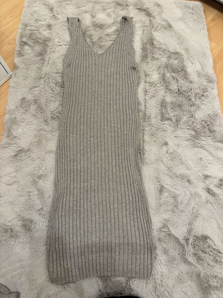 Lotti di vestiti: Graues Strickkleid mit passendem Pullover Set zweiteilig – Nuovo (secondo la descrizione) da Marbach SG venduto da Rob_sta 2