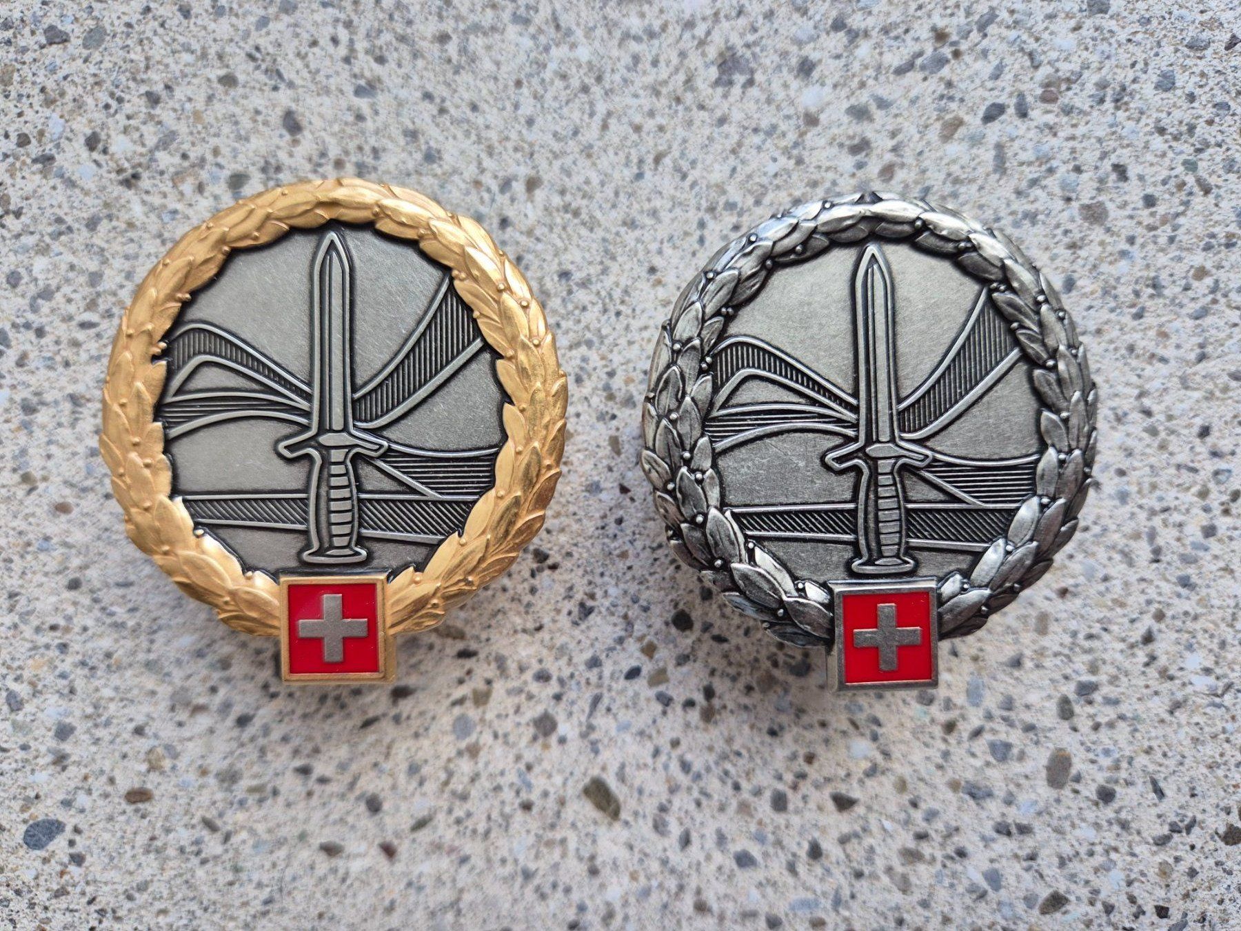 Schweizer Armee Placchette & Badge: *** Beretemblem Set Gold/Silber *** – Nuovo e nell'imballaggio originale da Riedholz venduto da fr_sIruP