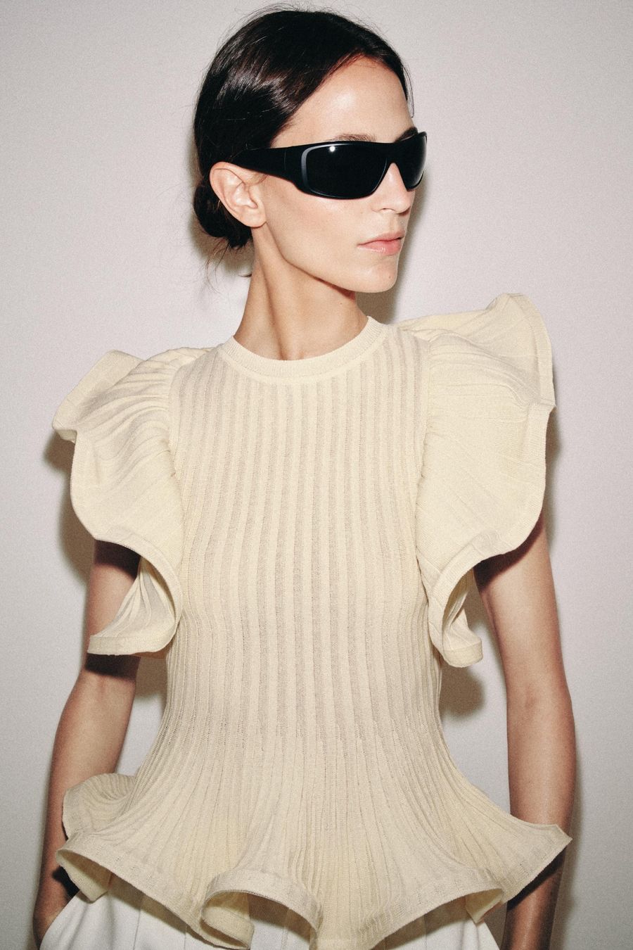 Top: ZARA STRICKTOP MIT WELLENKANTEN / VOLANTS – Usato da Zürich venduto da fabienne1234 3