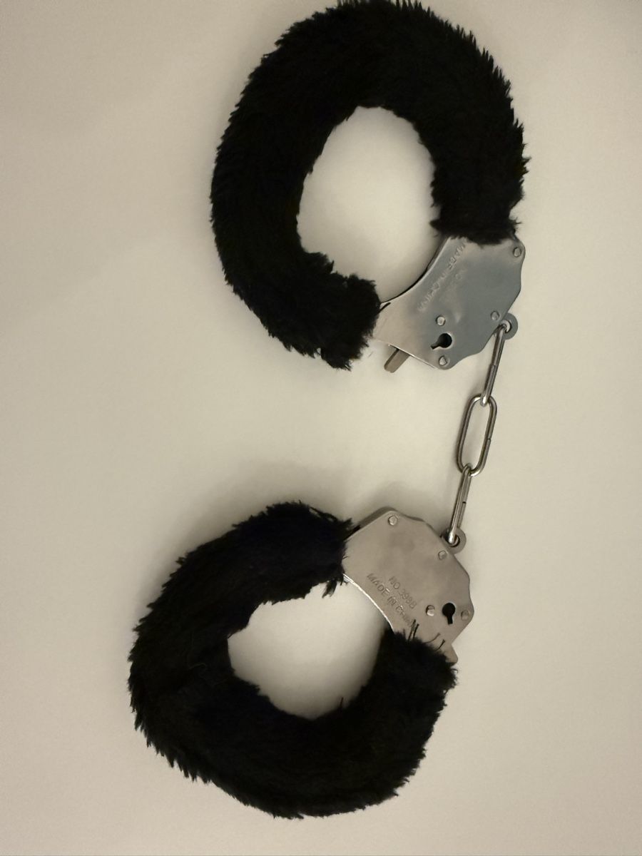 Altro per Eventi aziendali & Feste: Manette peluche nere – Usato da Grono venduto da val_997r