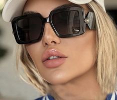 Stylische, schwarze Sonnenbrille mit speziellem Detail, NEU
