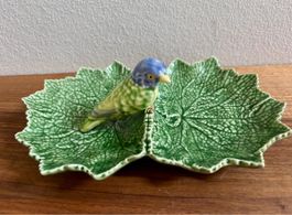 Bordallo Pinheiro Cinerária Double Leaf 22 with Blue Bird