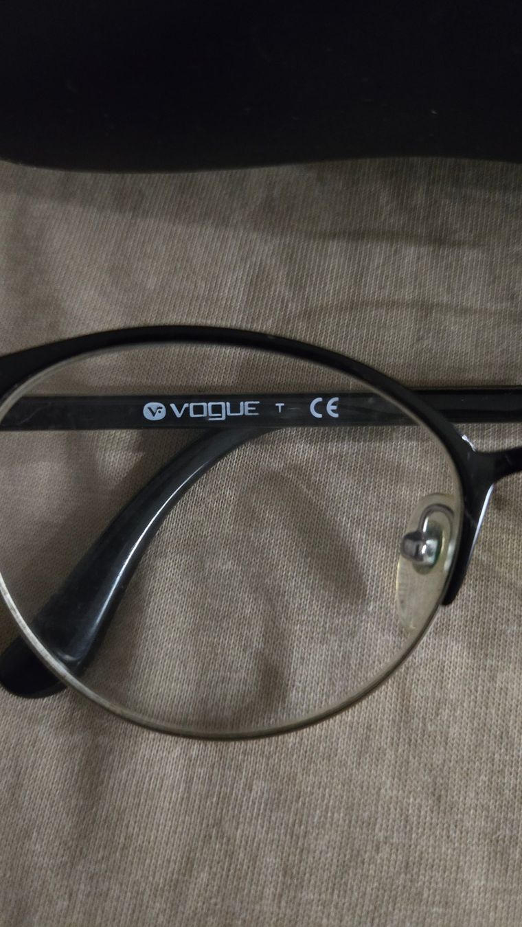 Vogue Brillen & Gläser: Vogue Sonnenbrille + Tasche – Gebraucht aus Wabern von konbini 1