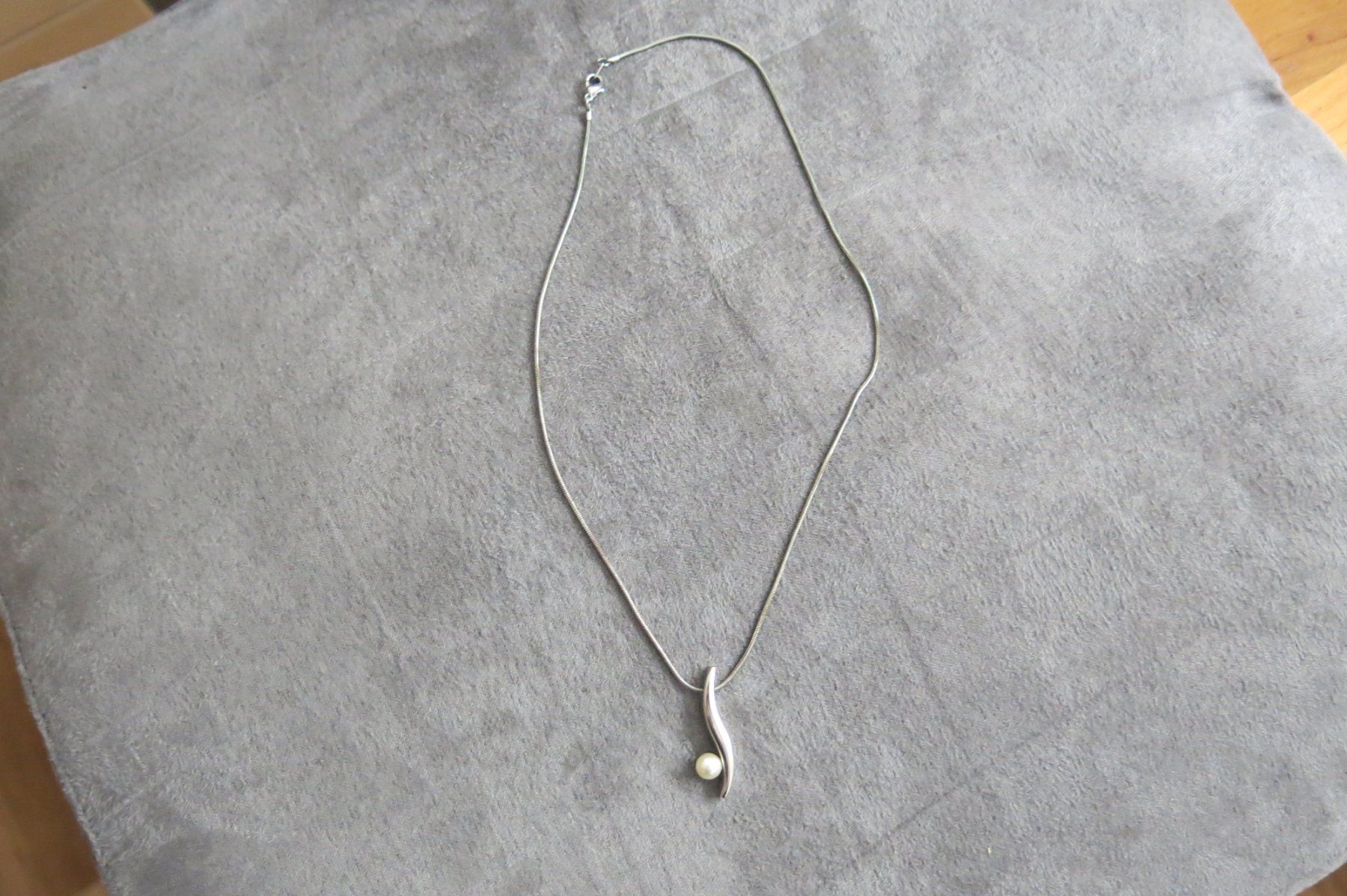 Ketten: Halskette  mit Anhänger und Kunstperle / Modeschmuck ca 40cm – Gebraucht aus Schaffhausen von Espressoo7