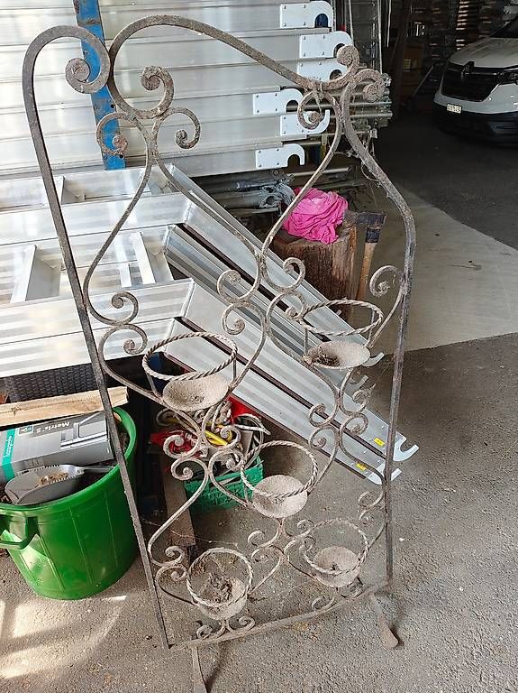 Autres décorations pour le jardin: Blumenständer Eisen sehr alt -ANTIK -Scheunenfund – D'occasion à Oftringen par alurollgerueste 1