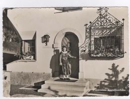 PONTRESINA Engadinerhaus und Frau  1949  (M