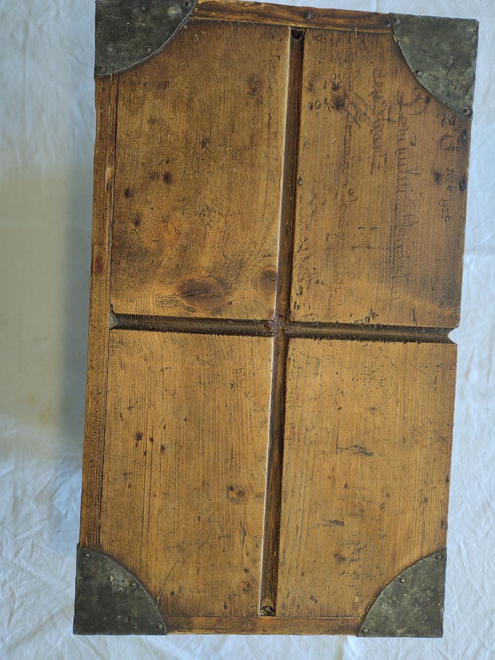 Transportkisten: Rustikale Holzkiste mit Beschlägen, Vintage Truhe – Gebraucht aus Biel/Bienne von DoNa82 8