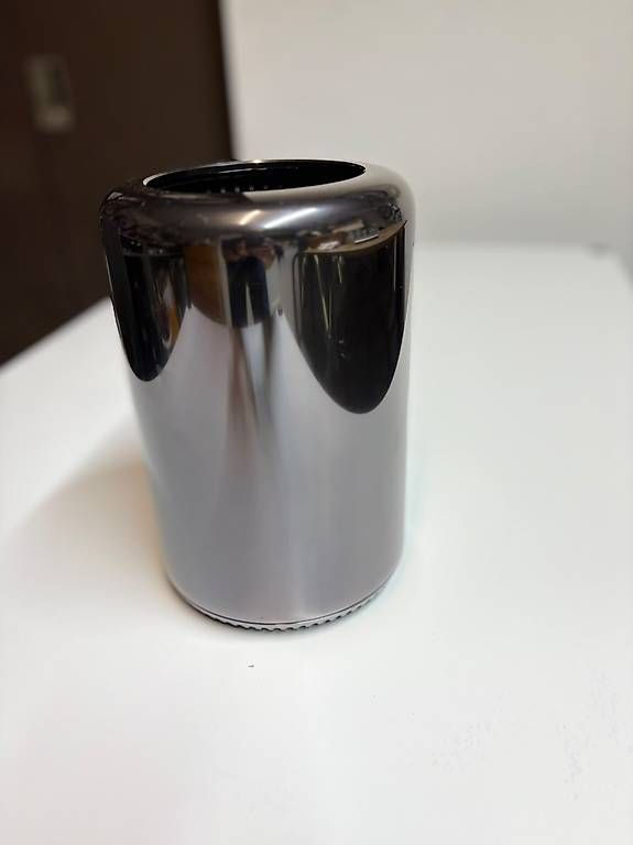 Apple PC: Mac Pro 6.1 "Trash Can" Late 2013 – Usato da Ostermundigen venduto da BaerOmu