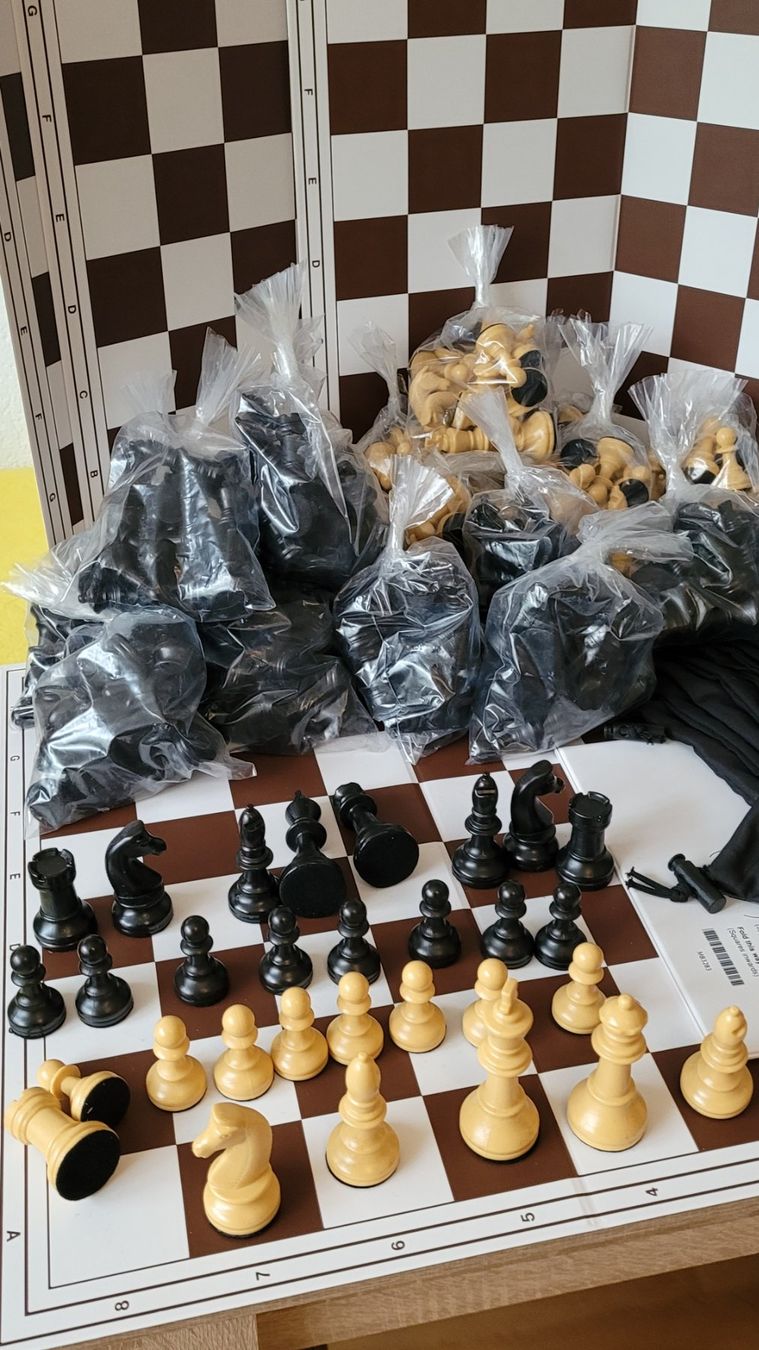 Spiele: 10 X KUNSTSTOFF TURNIERSETS - MIT VERSAND !! – Neu und originalverpackt aus Chur von Artona0903 8