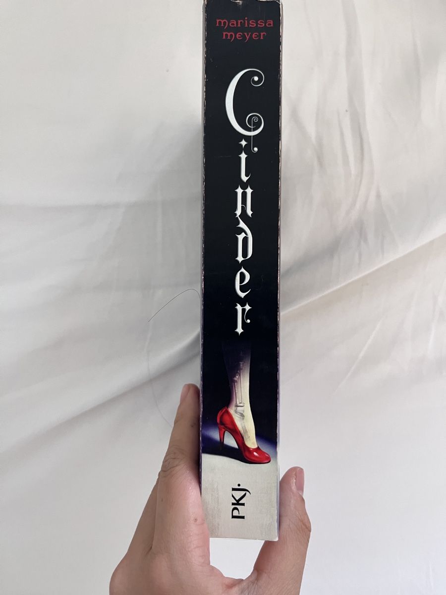 Livres: Cinder marissa meyer - français  – D'occasion à Genève par toandfrom 1