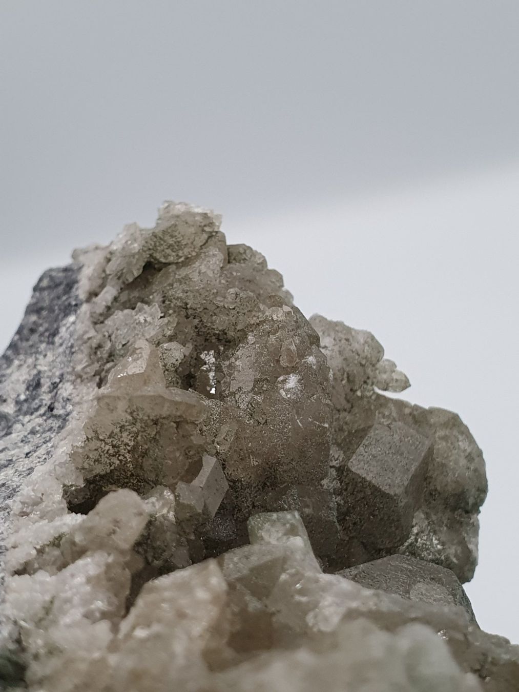 Minerali & Pietre curative: Quarz mit Chlorit überzogen und Titaniten – Nuovo (secondo la descrizione) da Holderbank SO venduto da swiss-minerals 8