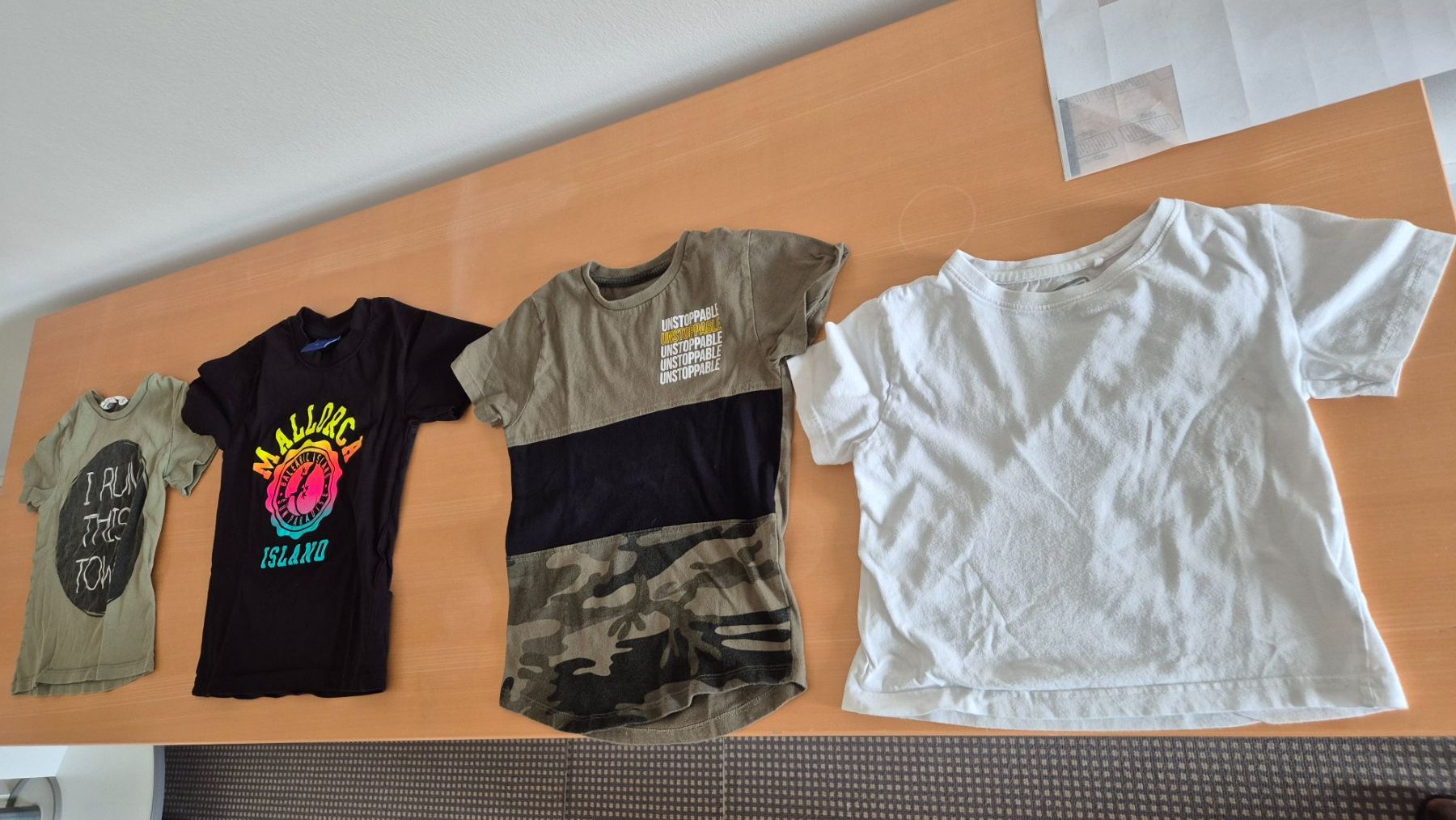 T-shirt: 4 T-shirts taille 104 : PN: CHF 39.90 – Usato da Goumoens-la-Ville venduto da cfaIII
