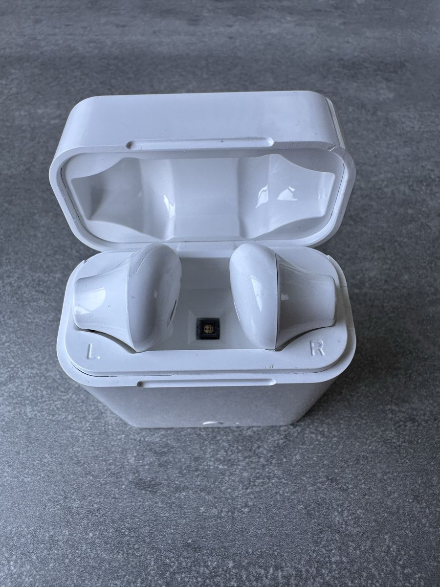 Cuffie: Écouteurs Mitsubishi blancs avec boîtier de charge – Usato da Le Lignon venduto da fab_w9jj 1
